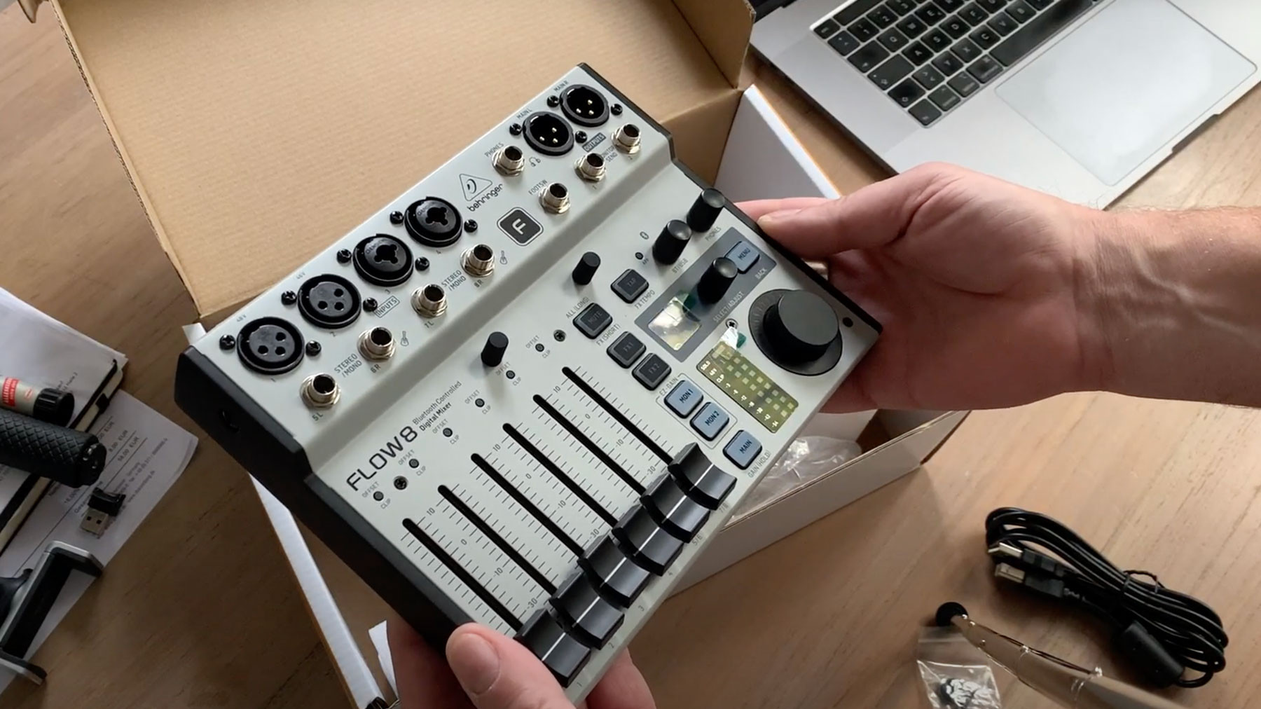 TEST: BEHRINGER FLOW 8 - mikser